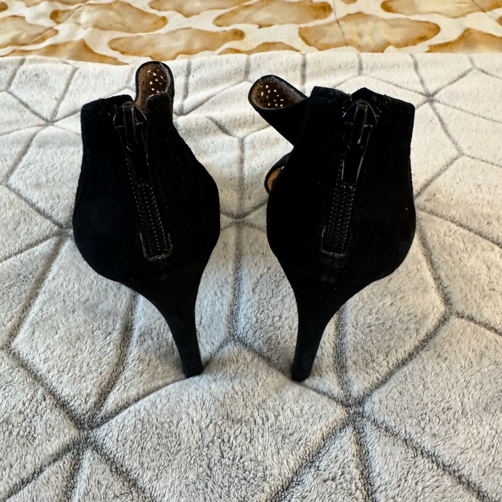 BCBGeneration Kadia Black Suede Heels Size 8 - Picture 5 of 6
